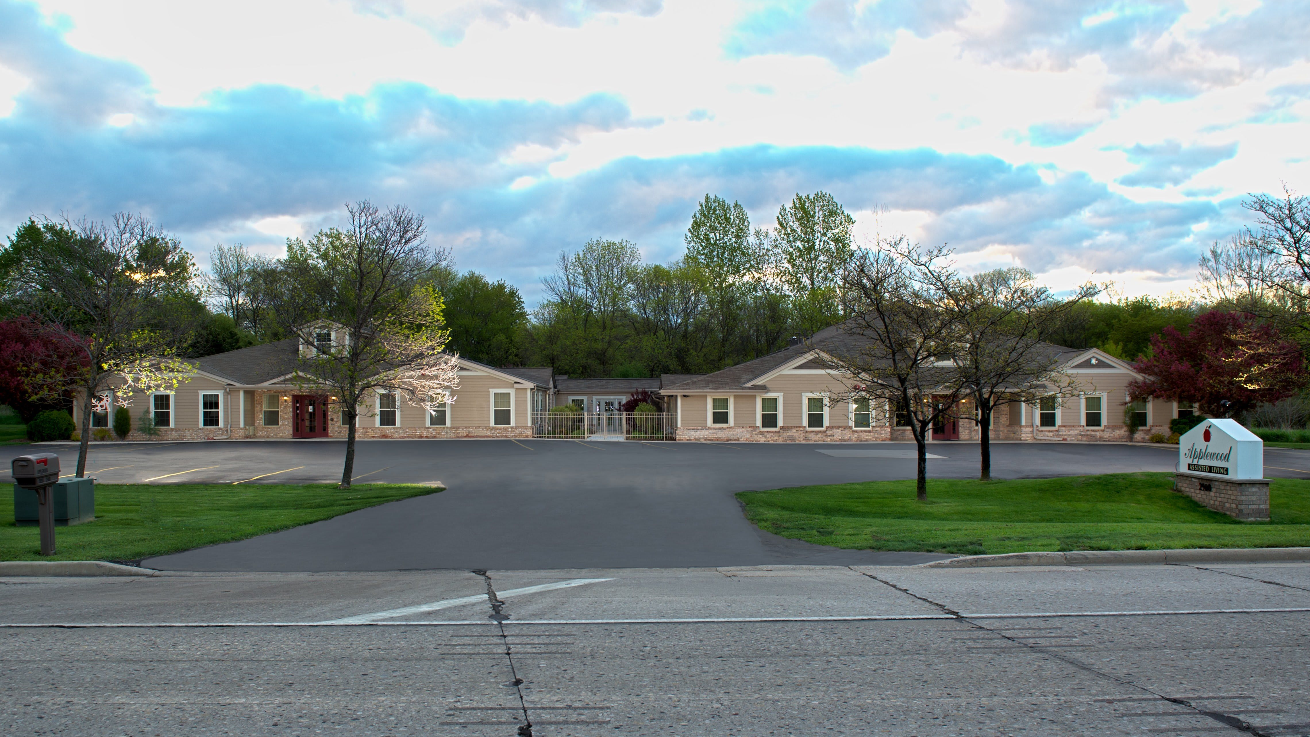 Robins Landing at New Berlin community exterior