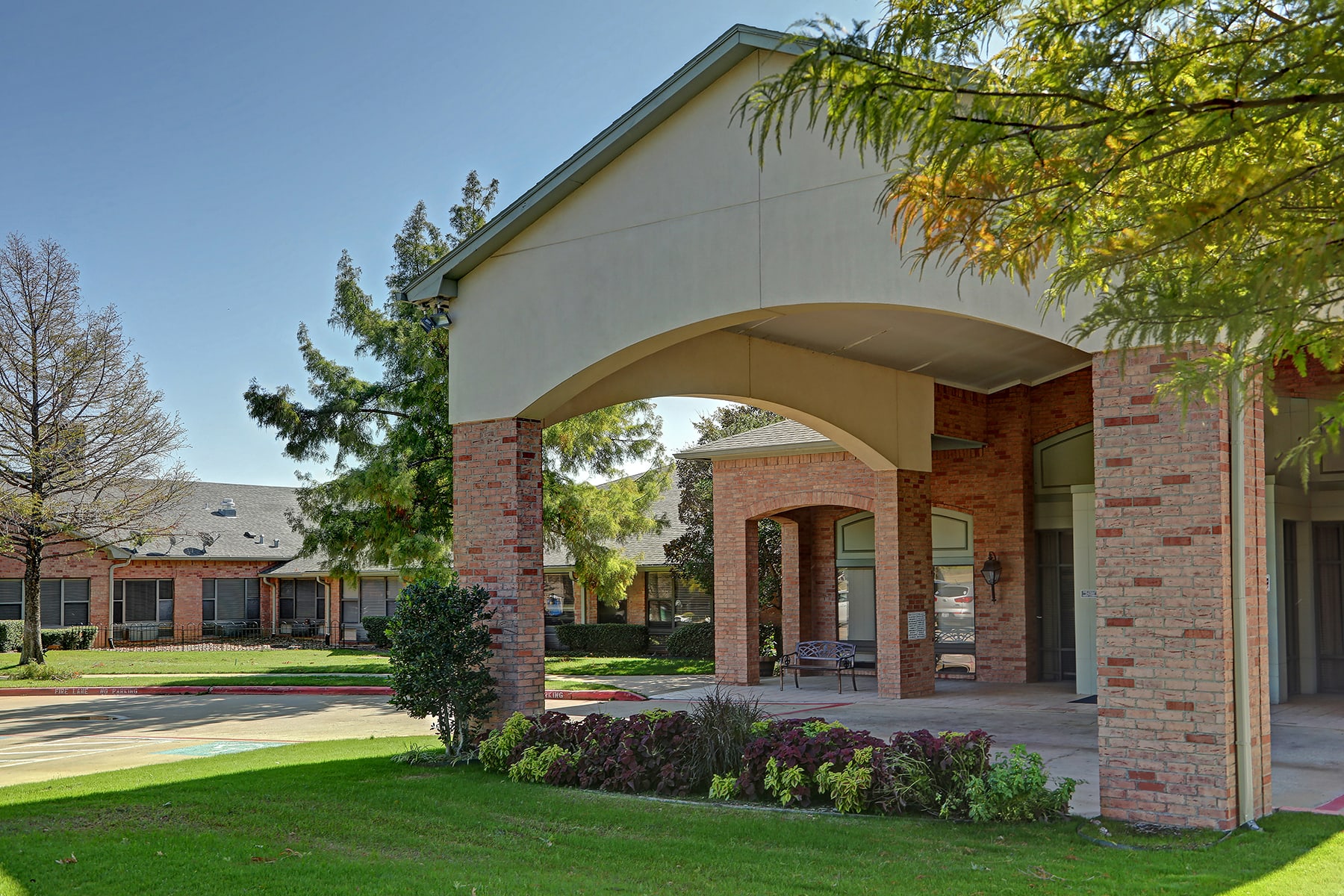 Parkwood Healthcare outdoor common area