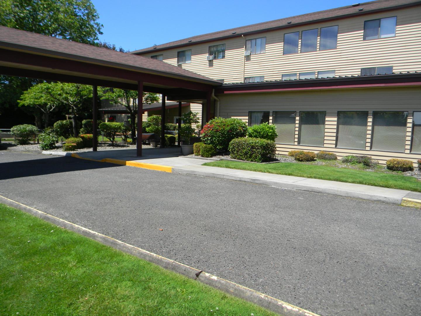 Fort Vancouver Assisted Living outdoor common area