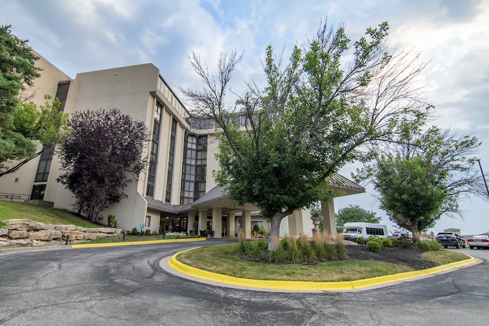 The Atrium at Overland Park outdoor common area