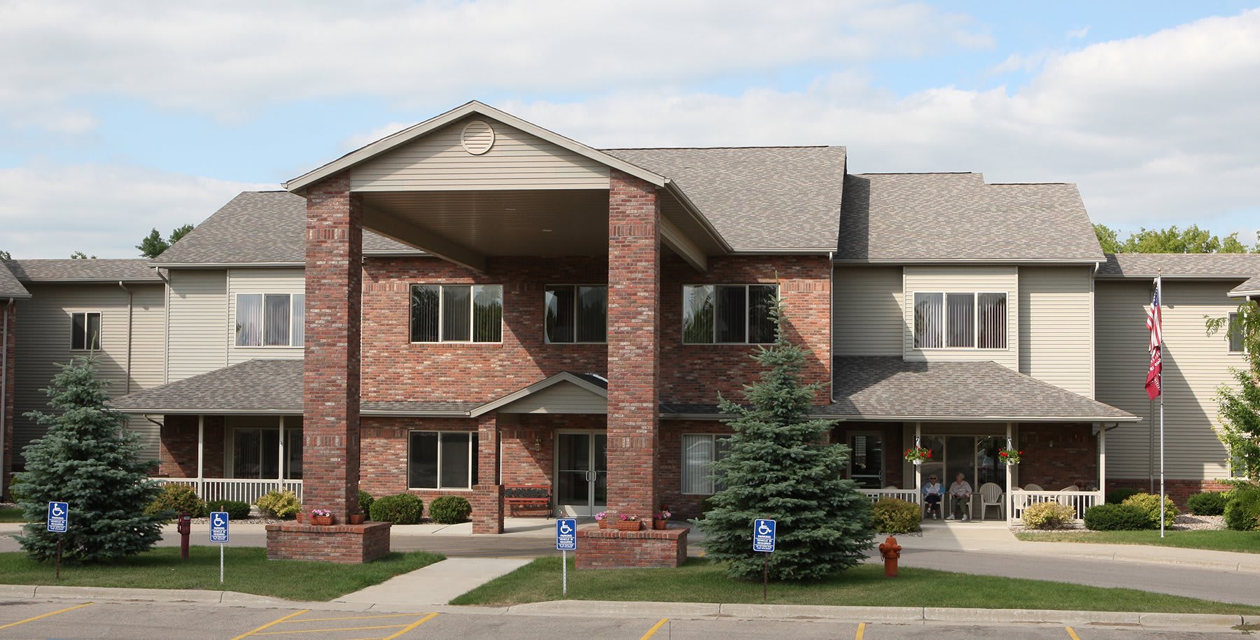 Mankato Lodge Senior Living outdoor common area