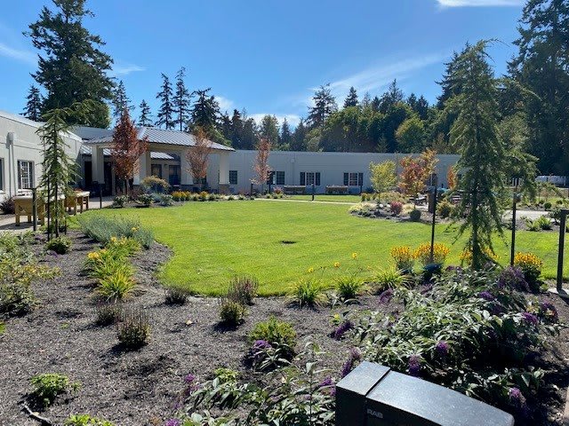 Fieldstone Rolling Bay and Fieldstone Memory Care outdoor common area