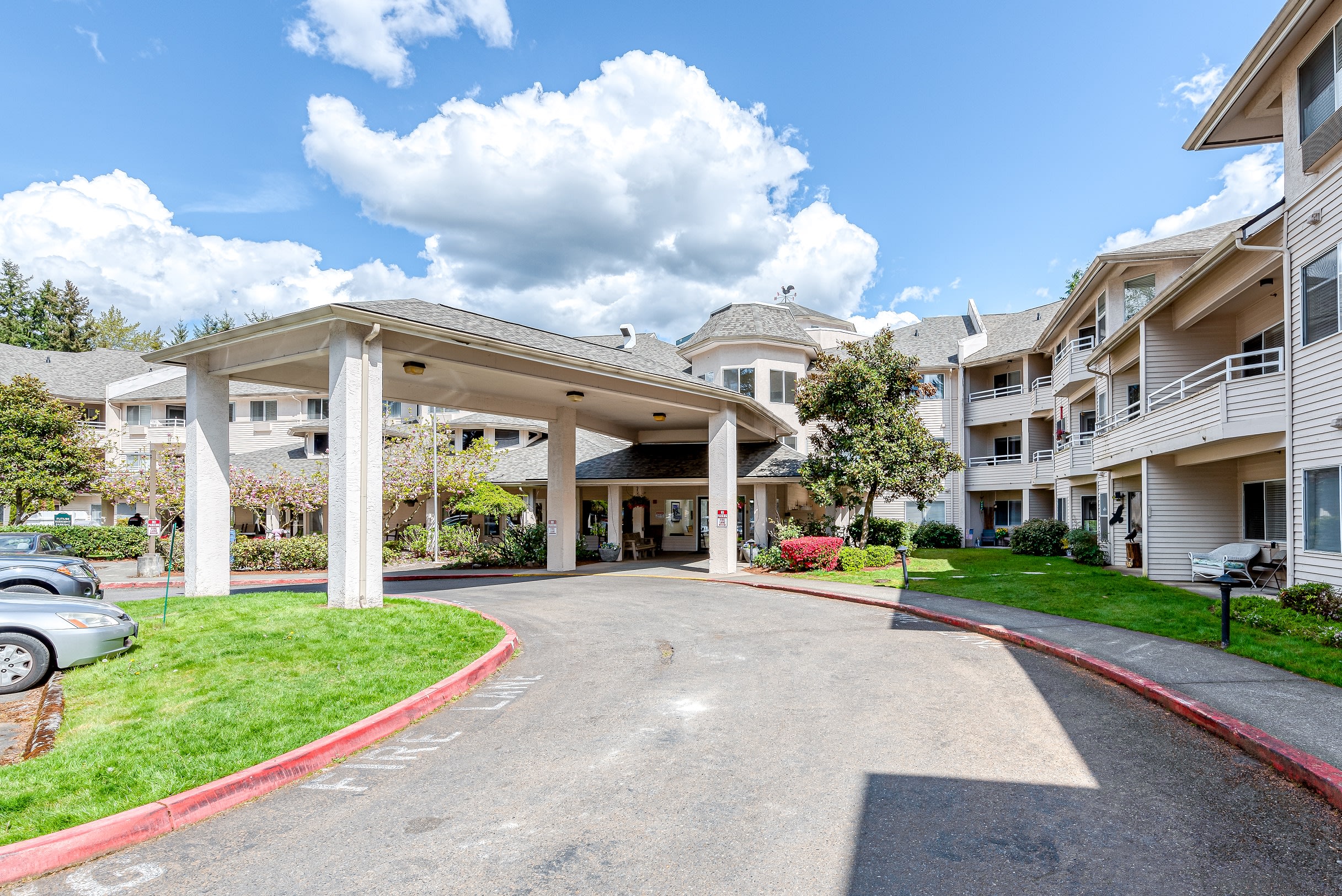 Solstice Senior Living at Renton outdoor common area