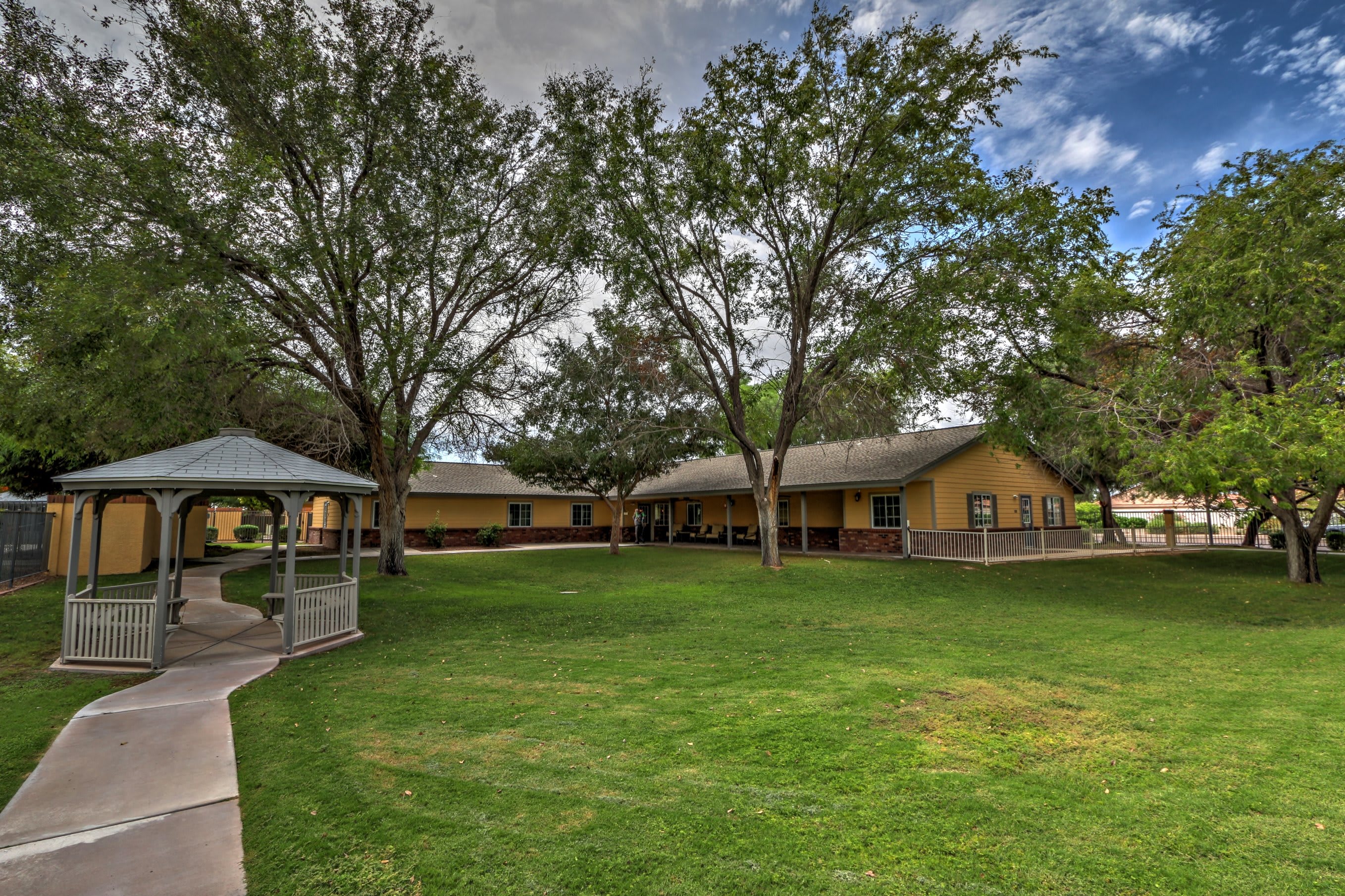 Pacifica Senior Living Peoria Outdoor Common Area