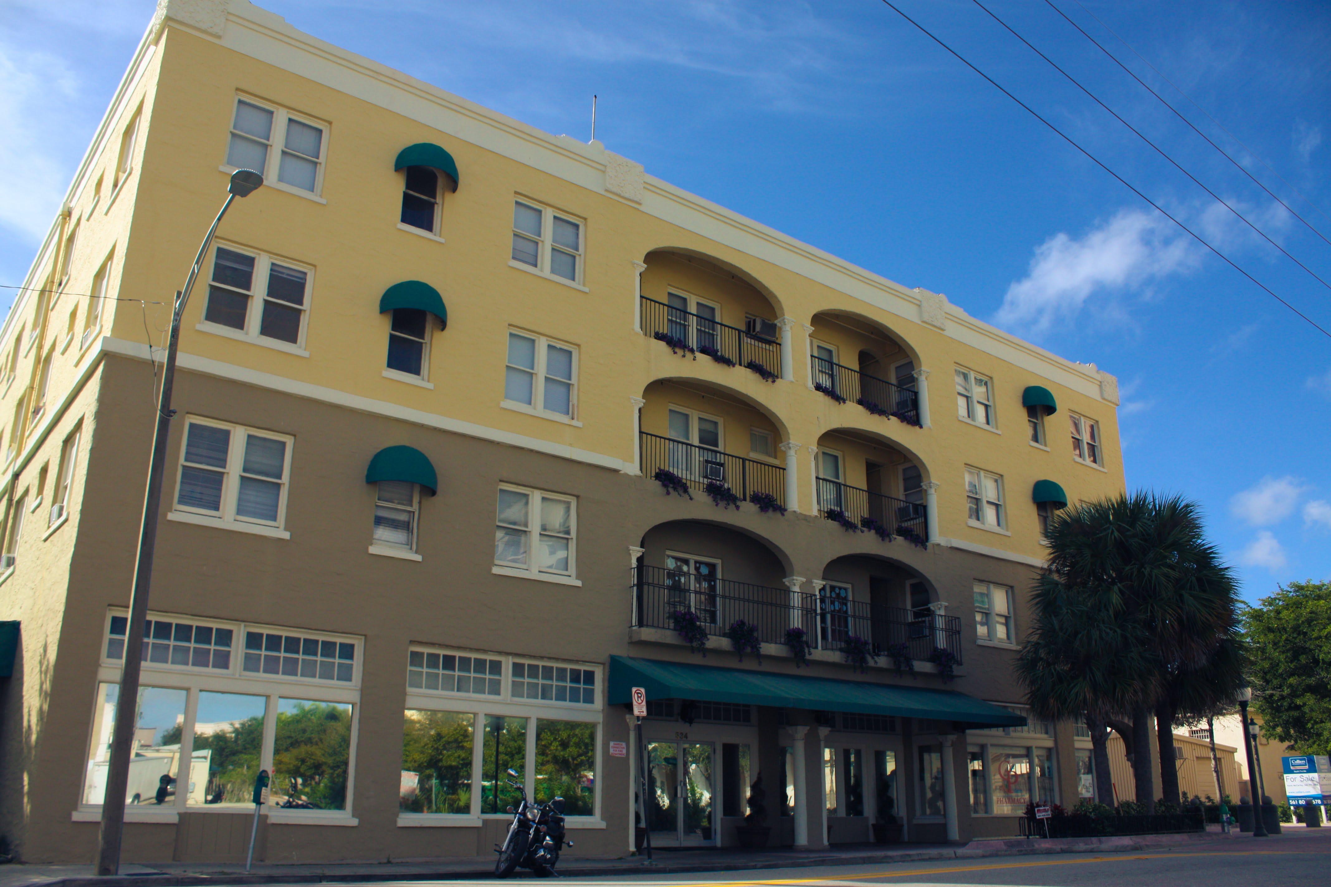 Colonial Assisted Living at West Palm Beach community exterior