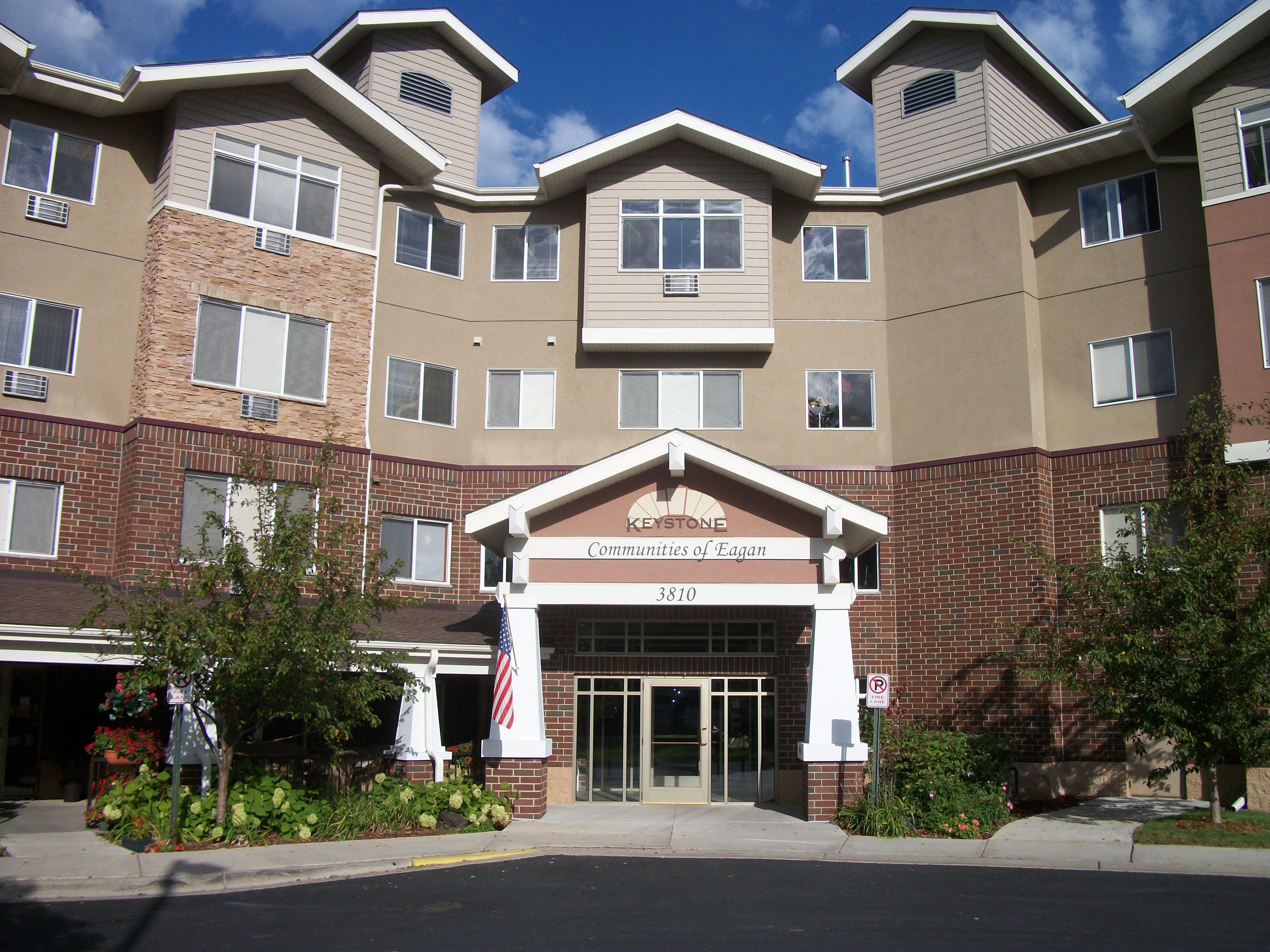 New Perspective Senior Living | Eagan outdoor common area