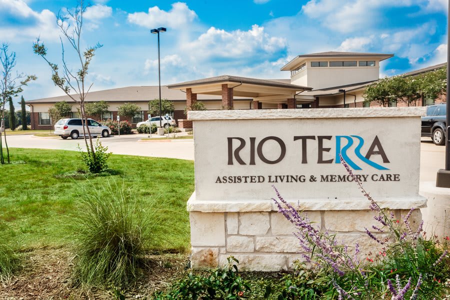 Rio Terra Senior Living outdoor common area