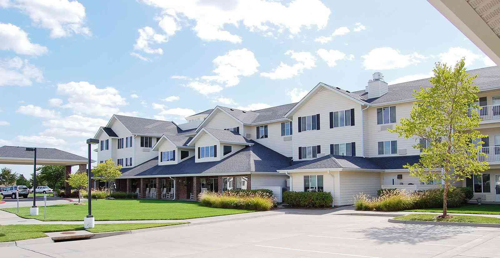 Solstice Senior Living at Lee's Summit community exterior