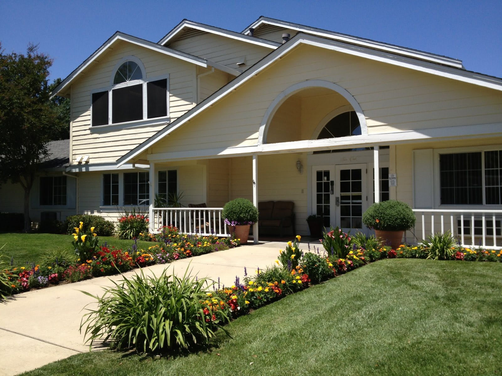 Oak Meadows Assisted Living outdoor common area