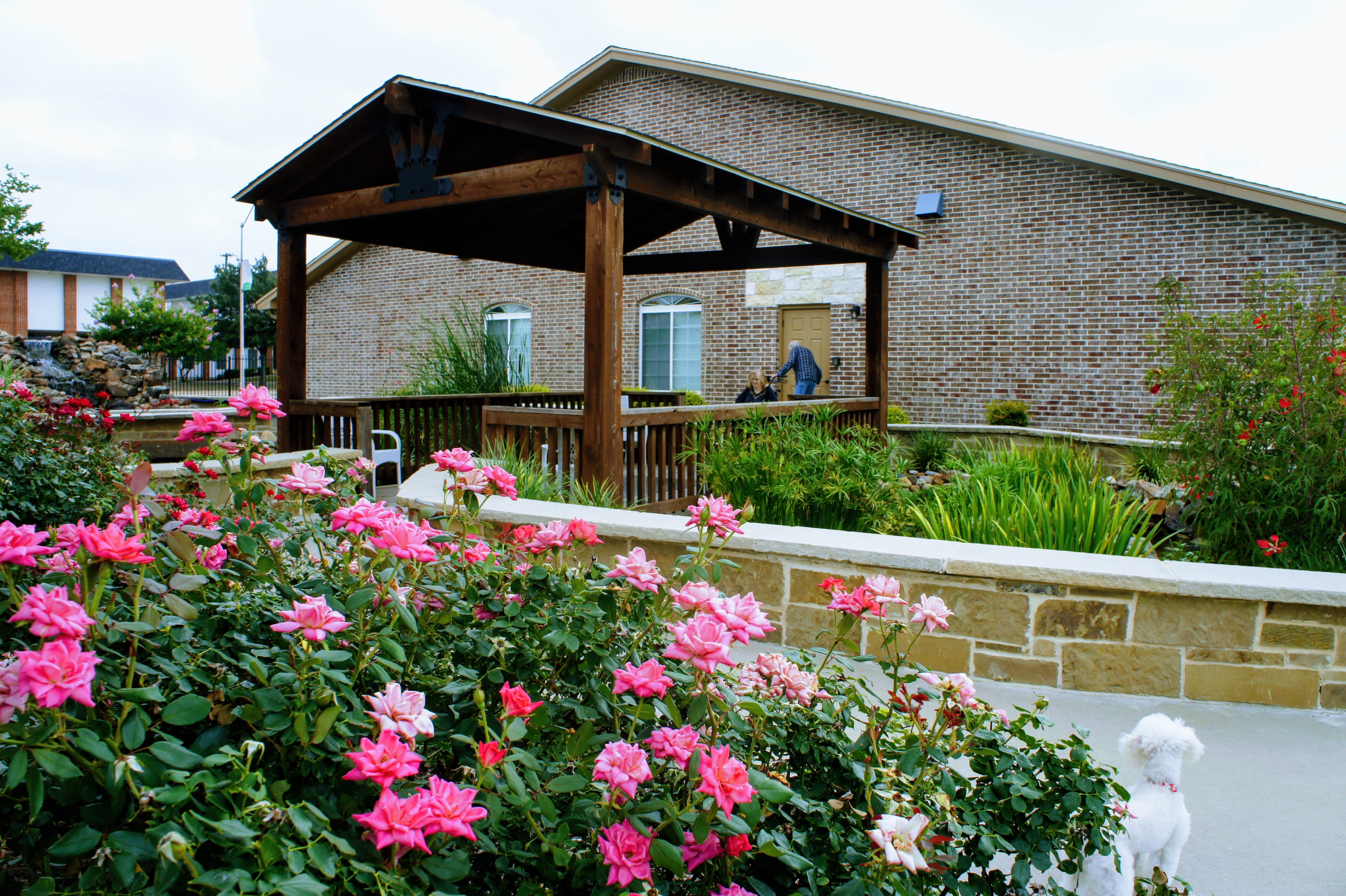 Duncanville Senior Living outdoor common area