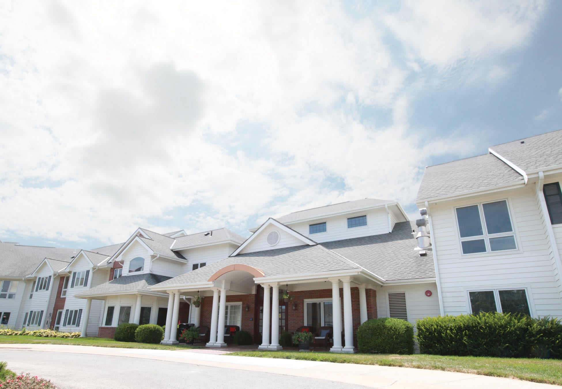 Pioneer Ridge Assisted Living outdoor common area